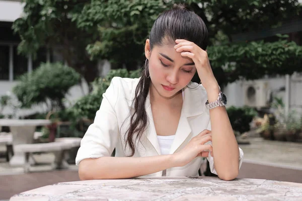 Безработная Подчеркнула Молодая Азиатская Деловая Женщина Формальной Одежде Закрывает Лицо — стоковое фото