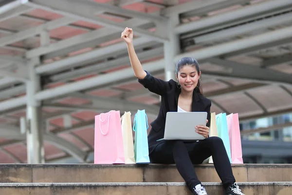 Jovem Mulher Asiática Alegre Com Saco Compras Colorido Laptop Levantando Imagem De Stock