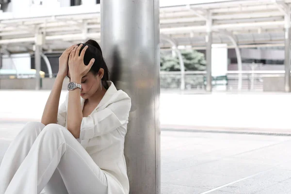 Frustré Stressé Jeune Femme Affaires Asiatique Avec Les Mains Sur Photo De Stock