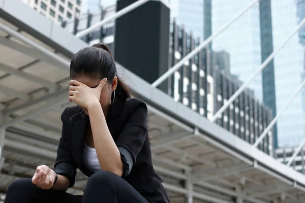 Desempregado Estressado Jovem Mulher Negócios Asiática Roupas Formais Cobrindo Rosto Fotografias De Stock Royalty-Free