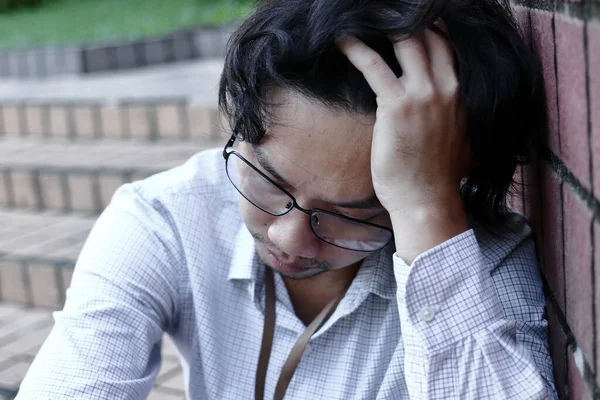 Frustrierter Gestresster Junger Asiatischer Geschäftsmann Der Unter Schweren Depressionen Leidet — Stockfoto