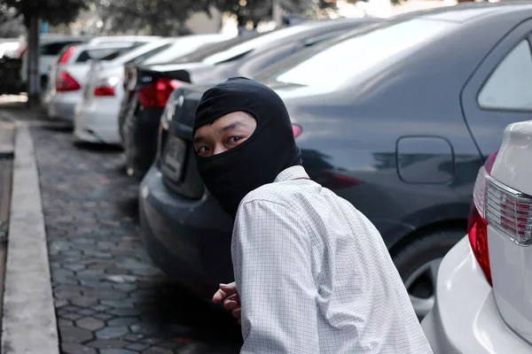 Ladrón Enmascarado Pasamontañas Negro Tratando Entrar Coche Concepto Delincuencia Penal — Foto de Stock