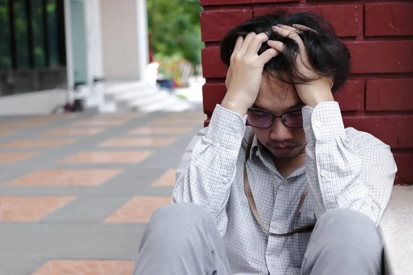 Şsiz Asyalı Genç Bir Adamı Yüzü Var Başarısızlık Işten Çıkarma — Stok fotoğraf