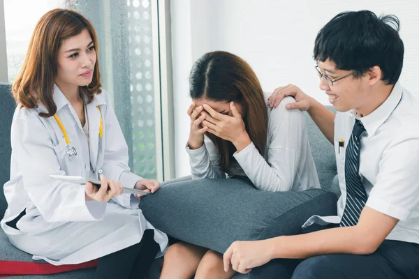 Jovem Asiático Médico Consultando Paciente Consultório Hospital Problema Infertilidade Com — Fotografia de Stock