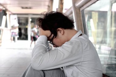 İşsiz, Asyalı genç bir iş adamı ve yüzü var. Başarısızlık ve işten çıkarma kavramı.