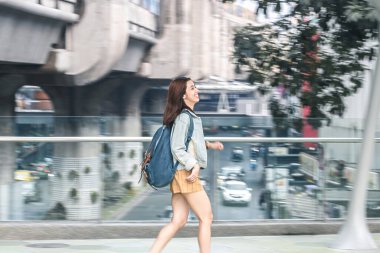 Sokakta koşan genç Asyalı kadın turistin soyut hareketi bulanıklaştı.