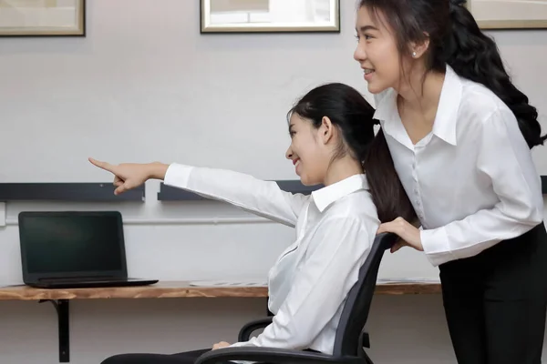 Веселые Молодые Азиатские Бизнесмены Веселятся Стульями Офисе Концепция Счастливой Бизнес — стоковое фото