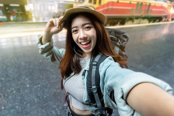 Jovem Viajante Asiática Alegre Com Mochila Tirando Uma Foto Selfie — Fotografia de Stock