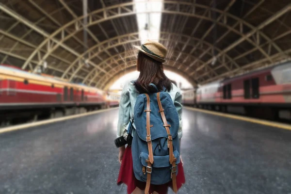 Visão Traseira Jovem Mochileiro Asiático Fêmea Estação Trem Conceito Estilo Imagem De Stock
