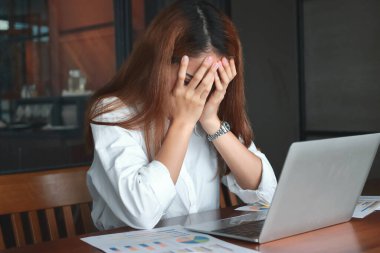 İş yerinde ağır depresyon geçiren Asyalı genç bir iş kadını..