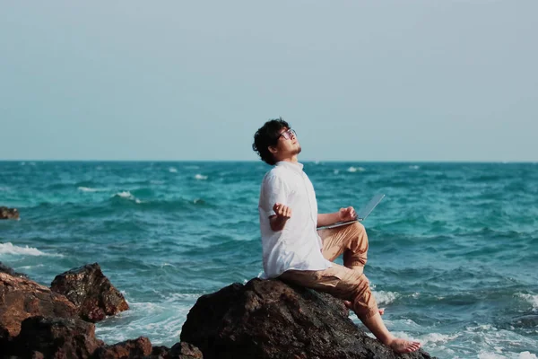 Framgång Ung Asiatisk Man Känner Sig Fri Med Armarna Stranden — Stockfoto