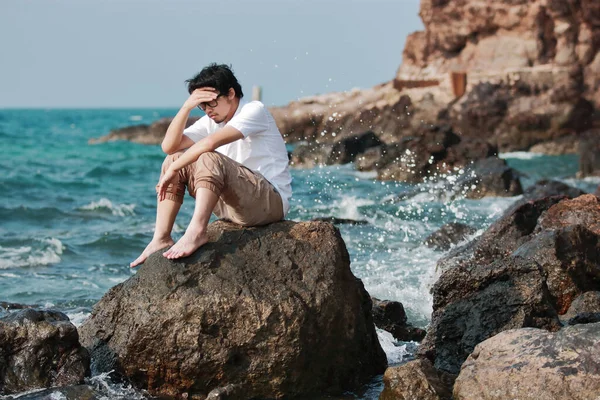 Депрессивный Напряженный Молодой Азиат Сидит Берегу Моря Чувствует Разочарование — стоковое фото