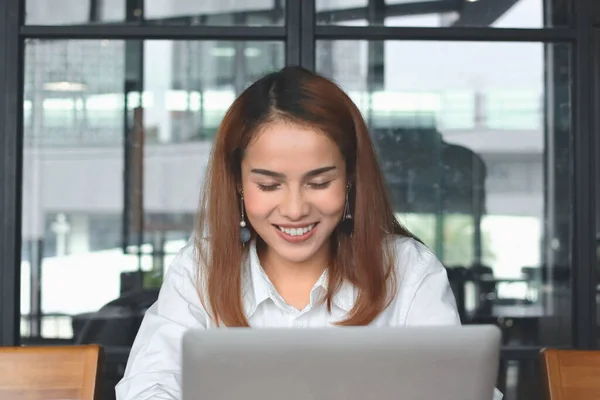Улыбающаяся Молодая Азиатская Деловая Женщина Ноутбуком Работает Современном Офисе — стоковое фото
