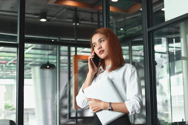 Портрет Уверенной Молодой Азиатской Предпринимательницы Разговаривающей Телефону Офисе Мышление Продуманная — стоковое фото
