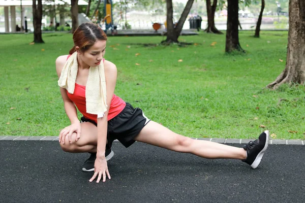 Zdrowa Azjatka Rozprostowuje Nogi Przed Bieganiem Parku Koncepcja Sprawności Ćwiczeń — Zdjęcie stockowe