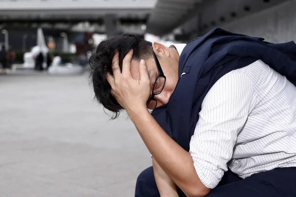 失业的有压力的年轻亚洲商人患有严重的抑郁症 失败和裁员概念 — 图库照片