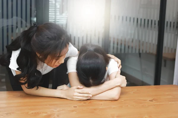 Jovem Mulher Asiática Confortando Seu Amigo Deprimido Sala Estar — Fotografia de Stock