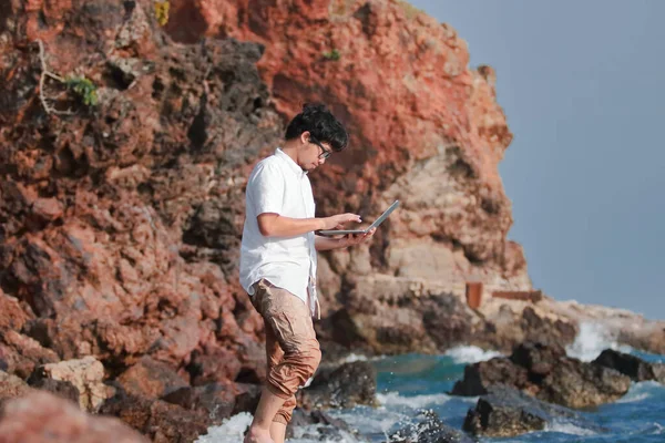 Счастливый Молодой Азиат Ноутбуком Стоит Тропическом Пляже Берегу Моря Летнее — стоковое фото