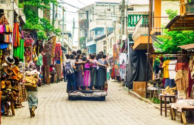 Guatemala küçük köy tarafından genel transpart kullanarak yerli Maya çocuklar
