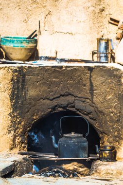 Eski demir çaydanlık şöminenin üzerinde