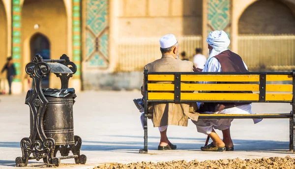 两位老人坐在亚兹德-伊朗的长凳上 — 图库照片