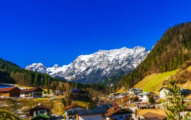 Dağ manzarası köyü Ramsau - Almanya tarafından Alplerin üzerinden havadan görünümü