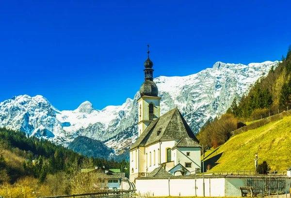 Εκκλησία Αγίου Σεβαστιανού από χωριό της Ramsau στις βαυαρικές Άλπεις — Φωτογραφία Αρχείου