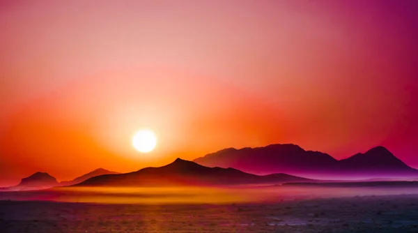 Blick Auf Lila Sonnenaufgang Über Die Berge Der Wüste — Stockfoto