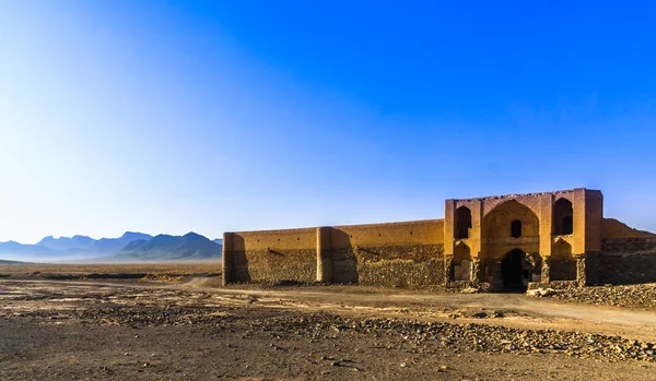 Переглянути Abonded Caravansarai Пустелі Varzaneh Іран — стокове фото