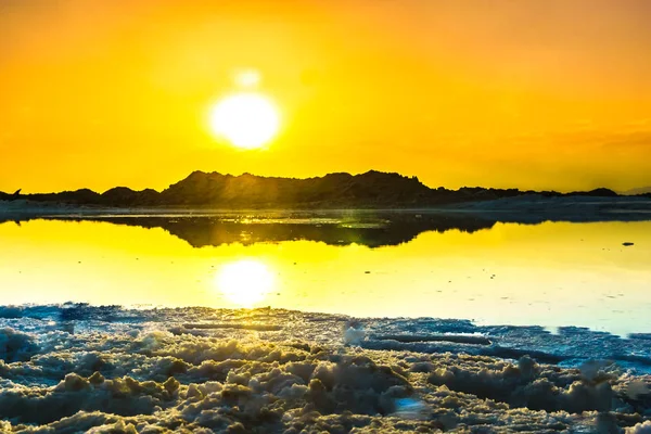 Varzaneh 对沙漠盐湖日落的看法 — 图库照片