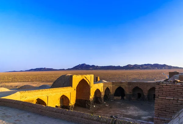 Abonded Caravansarai Varzaneh Iran Tarafından Çölde Görüntüleyin — Stok fotoğraf