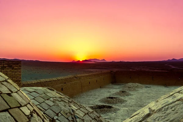 Переглянути Рожевий Схід Сонця Над Abonded Caravansarai Пустелі Varzaneh Іран — стокове фото