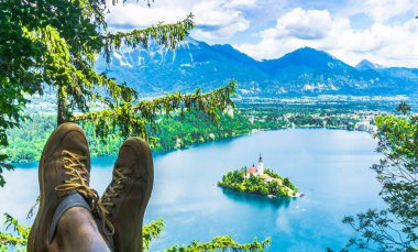 Lake Bled Slovenya üzerinden panoramik manzarayı uzun yürüyüşe çıkan kimse