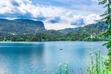 Slovenya lake Bled yeşil dağların üzerinden havadan görünümü
