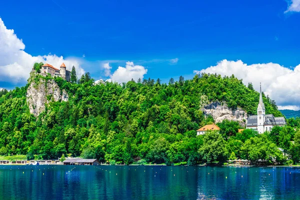 Замок і гори озері Блед, у Словенії — стокове фото