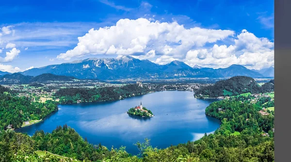 Vista aérea sobre el hermoso lago Bled en Eslovenia — Foto de Stock