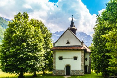 Kilise girişinde Slovenya logar Vadinin yanındaki