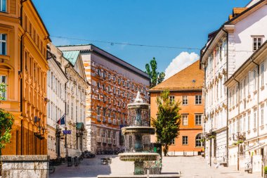 Bina ve Çeşme Çeşme novi trg meydanının Ljubljana