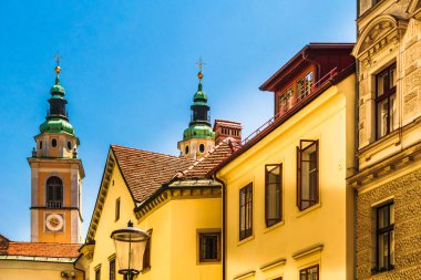 Renkli tarihi binalar eski kasaba Ljubljana - Slovenya