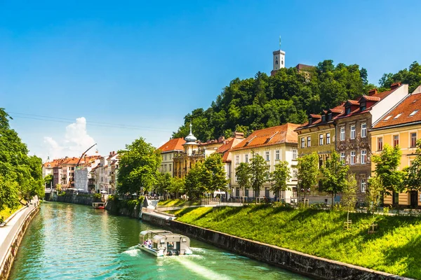 Middeleeuwse gebouwen en rivier de ljubljanica in Ljubljana - Slovenië — Stockfoto