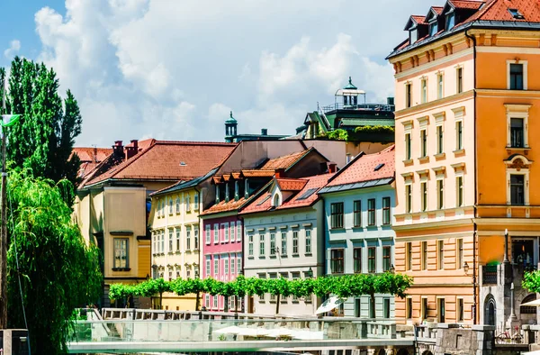 Kleurrijke historische gebouwen in de oude stad van Ljubljana - Slovenië — Stockfoto