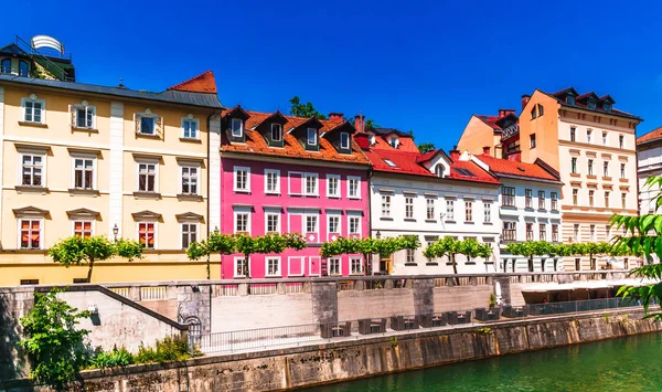 Bunte historische Gebäude in der Altstadt von Ljubljana - Slowenien — Stockfoto