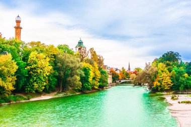 Mueller Volksbad önünde renkli sonbahar manzara önünde Isar Nehri, Münih