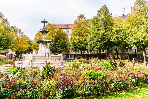 Zobrazit Fontáně Weissenburger Náměstí Haidhausenu Mnichov — Stock fotografie