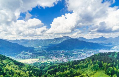 Bavyera - Almanya Tegernsee Gölü yanındaki dağların panoramik görünüm