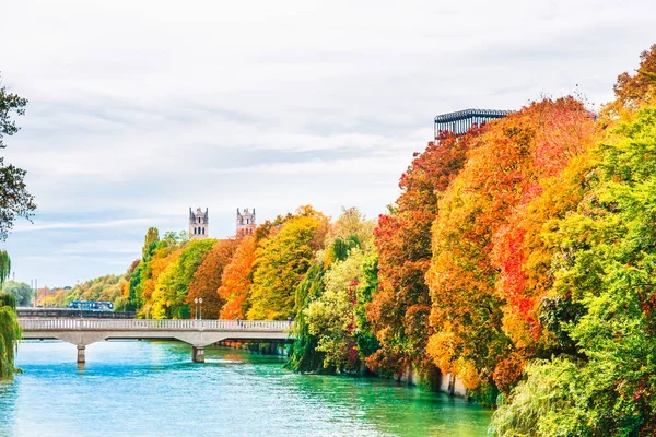 Δες Στο Πολύχρωμο Φθινόπωρο Τοπίο Του Ποταμού Isar Στο Μόναχο — Φωτογραφία Αρχείου