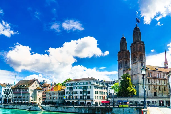 Vista Del Centro Histórico Zúrich Con Famosa Iglesia Fraumunster Río —  Fotos de Stock