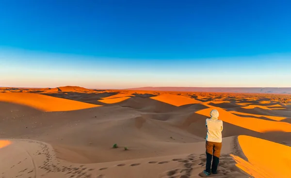 Vista Sulla Donna Che Gode Alba Nel Deserto Del Sahara — Foto Stock