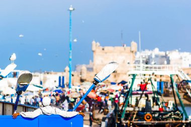 Essaouira Fas'ta bağlantı noktasında rahatlatıcı kişi görüntüleyin