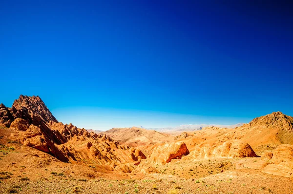 モロッコの峡アヤシの横に広がる雄大な景観の山の風景を見る — ストック写真